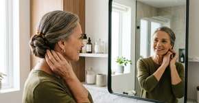 O grampo francês é um penteado preso fácil para o dia a dia que dá volume e elegância aos cabelos maduros