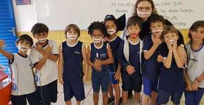 Crianças usam adesivo para incluir colega com Síndrome de Down