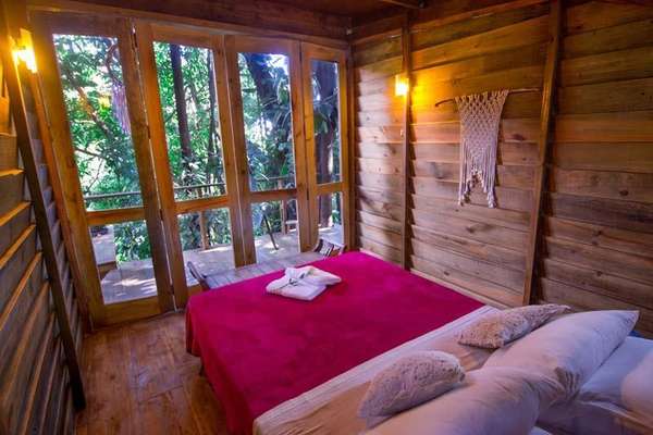 Interior de uma das casas na árvore do Hostel da Villa