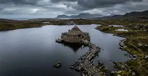 Uma ilha artificial na Escócia, criada no período Neolítico, revelou conter uma estrutura de madeira anterior a Stonehenge e uma calçada de pedra