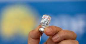 Governo Lula libera vacina bivalente contra Covid para maioria da população