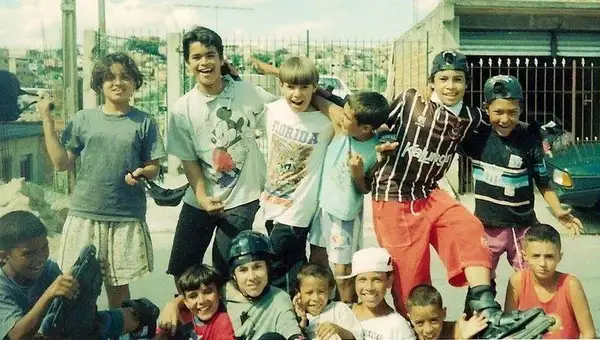 Djan (de camisa do Corinthians) quando começou a pixar, em 1996. (crédito: acervo pessoal Djan)