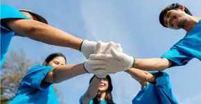 Voluntários de indústria química participam de mutirão para construção de moradia emergencial em SP