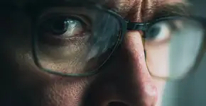 O poder secreto de quem usa óculos na comunicação não verbal