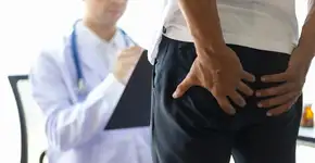 Como usar celular no banheiro pode causar hemorroidas e problemas sérios