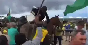 Policial da cavalaria é derrubado a pauladas por terroristas em Brasília