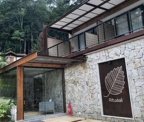 Quartos e chalés do spa e clínica Rituaali