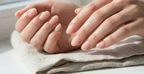 Unhas manchadas e sem brilho: 5 erros de autocuidado que envelhecem a aparência das mãos