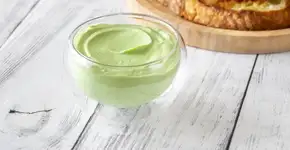 Maionese verde caseira: sabor e frescor para seus lanches