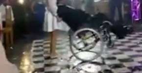 Noivo cadeirante faz coreografia e dança em seu casamento
