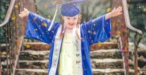 Mãe mostra fotos da formatura da filha, que tem Síndrome de Down