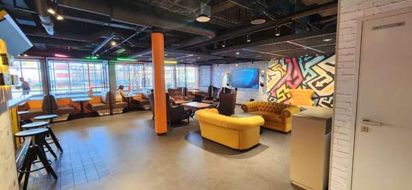 O rústico The Box Bar, que fica no complexo Sports Center