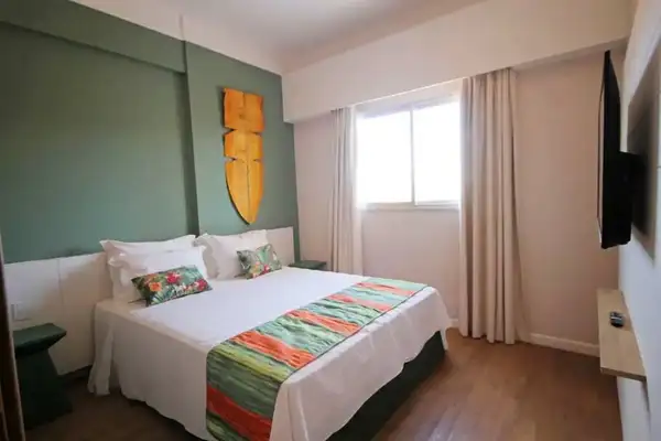 Interior de um dos quartos do Hot Beach Suites, em Olímpia