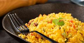 Farofa de cuscuz com calabresa pronta em 5 passos!