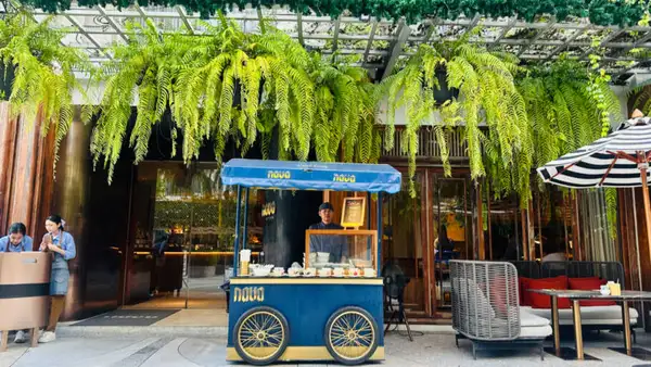 Barraquinha dentro do hotel Bangkok - The Salil Riverside