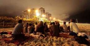 Meditação coletiva nas praias do Rio