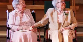 Após 72 anos juntas, casal de senhorinhas diz ‘sim’ no altar