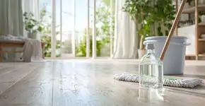 Adiciono 2 gotas à água para lavar o chão. O aroma dura três dias e o pó deixa de se acumular.