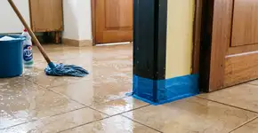 Para que serve colocar fita crepe no batente da porta e como aplicar da forma correta