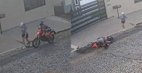 Homem apalpa parte íntimas de mulher e cai da moto em seguida