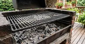 Quem guarda cinzas de churrasco tem um tesouro: saber como usá-las e não jogá-las fora