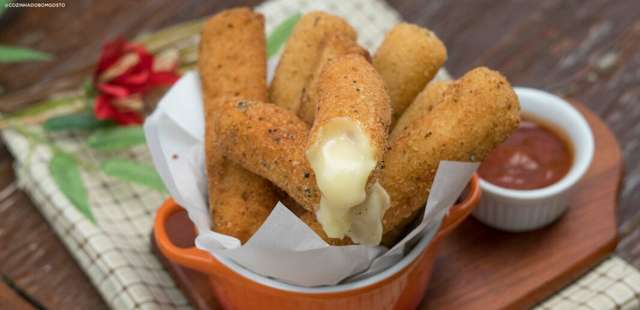 Palitos de queijo crocantes feitos com pão de forma conquistam a internet