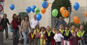Ônibus andante leva as crianças até às escolas na Suiça