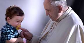 ‘Sintam-se livres para amamentar’, diz papa na Capela Sistina