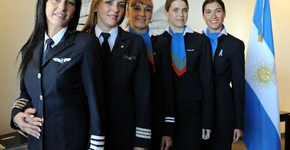 Cliente questiona aparências de aeromoças de empresa, que dá exemplo contra o preconceito