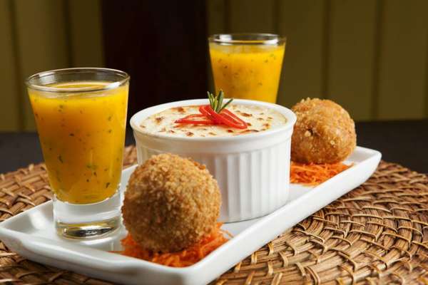 Bolinho de galinhada com caldinho de abóbora. Foto: Rafael Lobo Zoltar