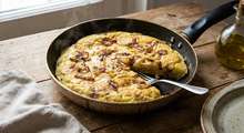 Featured side: Julia, uma avó cozinheira de 86 anos: “Para a omelete de batata, eu pico a cebola pequena e frito junto com as batatas.”