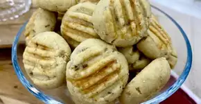 Biscoitinho de cebola muito fácil e com poucos ingredientes