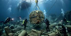 Arqueólogos descobrem pedras de 80 toneladas sob o mar, que se acredita serem restos de uma das Sete Maravilhas do Mundo Antigo