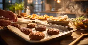 Hambúrguer assado no forno fica crocante por fora e macio dentro com truque simples