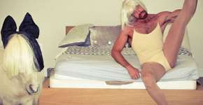 Homem dança música de Sia com seu pônei e conquista internet