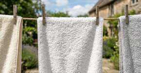 Fim do amaciante no enxoval: a preferência agora é por usar vinagre e álcool para as toalhas continuarem enxugando