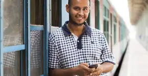 Autor lança livro escrito no celular em viagens de trem em SP