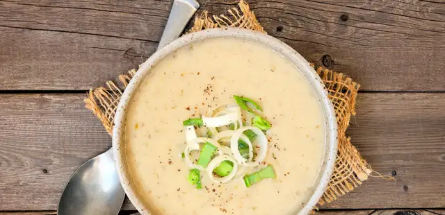 Sopa de batata e alho poró super cremosa