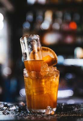 Mensagem na Garrafa - um KRAKEN, J. W. DOUBLE BLACK, MIX DE VERMUTE TRABUCA, CAJUÍNA (artesanal), laranja e angostura (R$ 37,00).