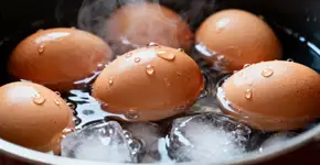 Como cozinhar os ovos para que a casca se solte facilmente: A técnica da avó para descascá-los sem esforço