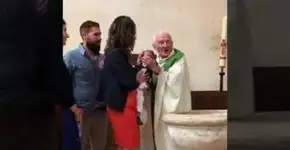 Padre bate em rosto de bebê durante batismo e causa polêmica