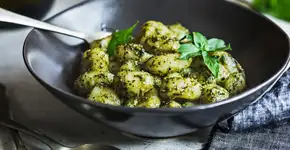 Descubra como fazer um nhoque de inhame com pesto de jambu que dá show de sabor