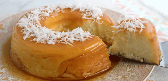 Este pudim de coco leva apenas 5 ingredientes e fica pronto em 30 minutos