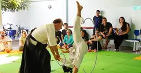 Professor ensina conceitos de física com aulas de artes marciais