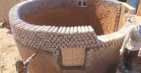 Refugiado cria casa mais resistente ao deserto com garrafas PET