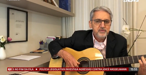Comentarista da GloboNews canta ao vivo e web reage: ‘Desafinado’