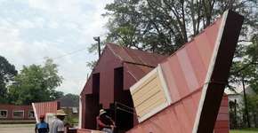 Artista transforma casa abandonada em teatro ao ar livre dobrável