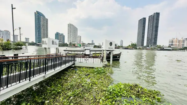 Píer de onde sai o barquinho do Bangkok - The Salil Riverside