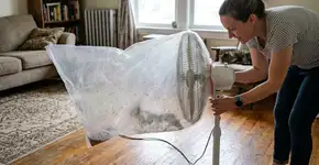 Um truque infalível para limpar as grades do ventilador de forma fácil e rápida usando um saco plástico