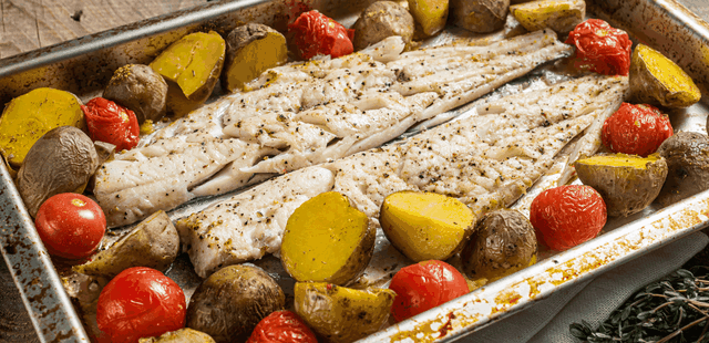 Almoço especial e saudável; veja como fazer um filé de peixe assado com legumes muito saboroso